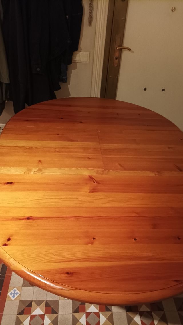 mesa de comedor. madera redonda de 1.10m. Se ala