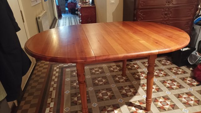 mesa de comedor. madera redonda de 1.10m. Se ala