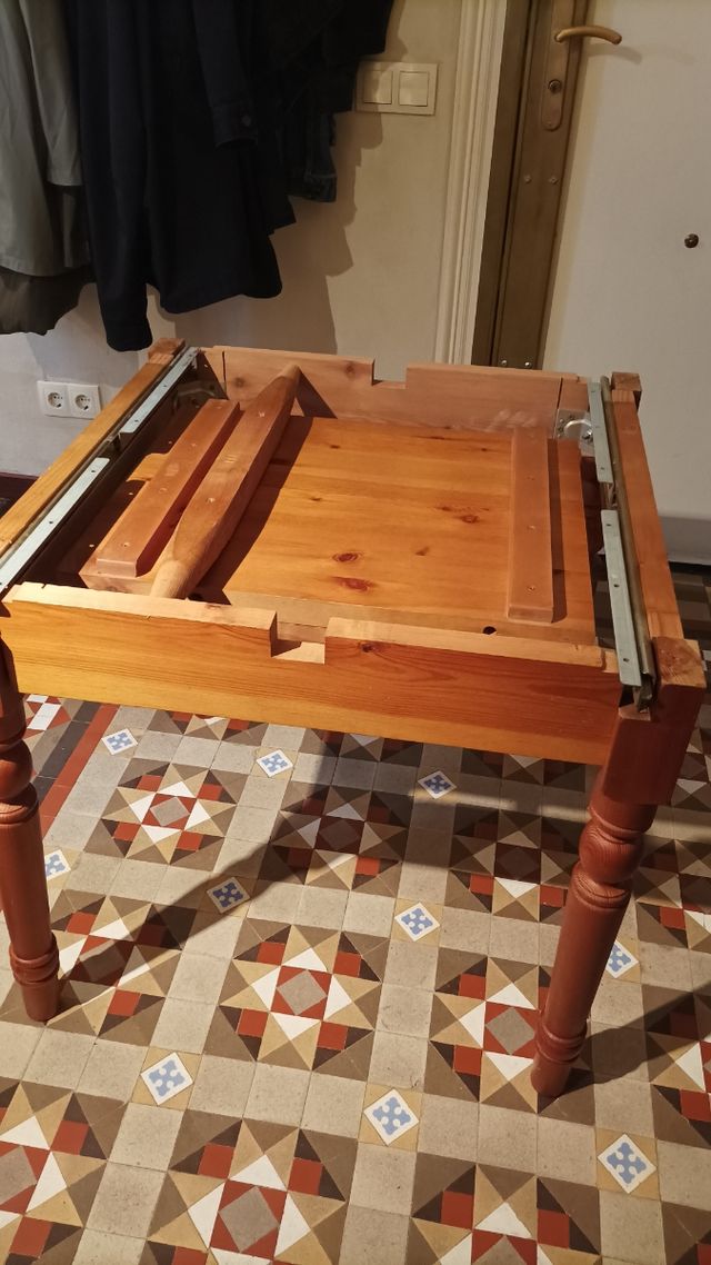 mesa de comedor. madera redonda de 1.10m. Se ala