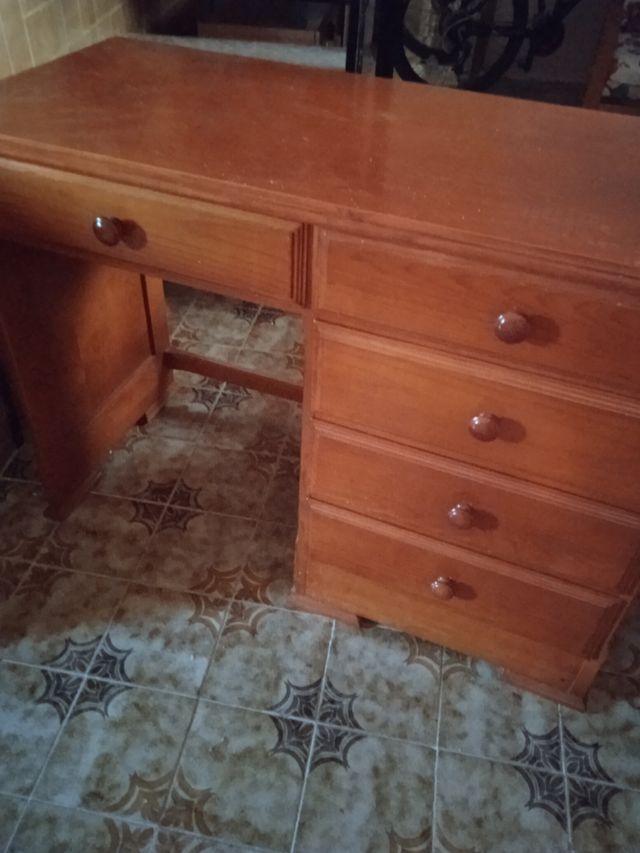 Escritorio de madera nuevo