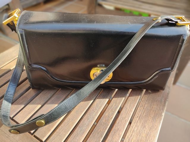 Bolso de piel, color negro 