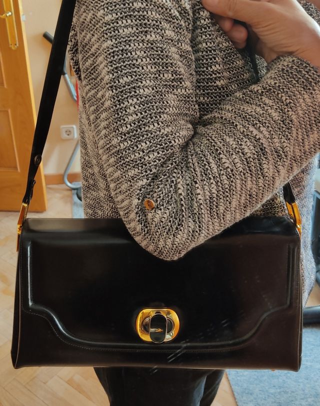 Bolso de piel, color negro 