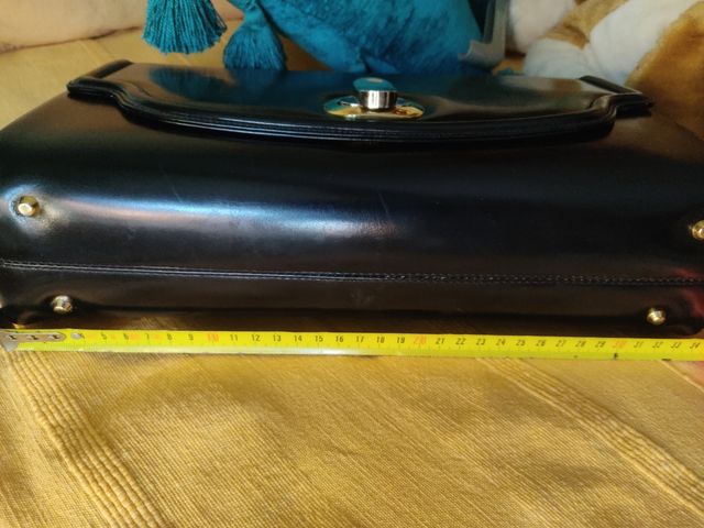 Bolso de piel, color negro 