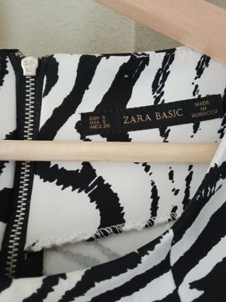 Vestido de Zara.