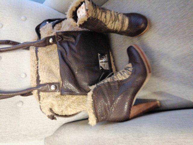 Botín y bolso a juego Pilar Abril Marrón. 