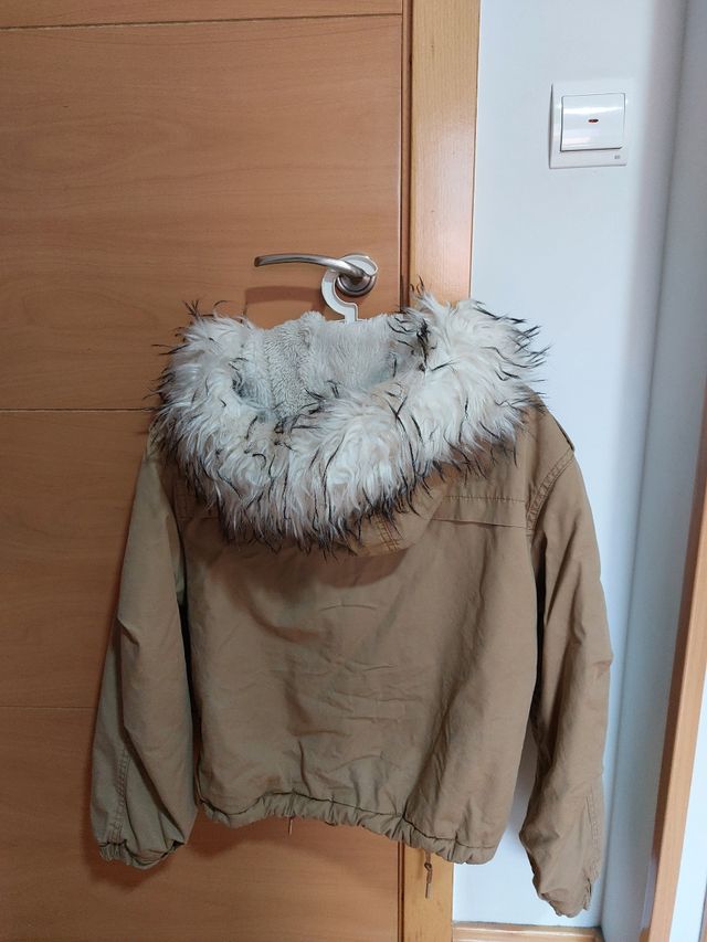 Abrigo marrón con capucha y pelo por dentro