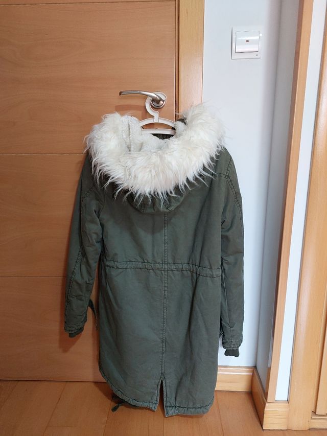 Abrigo verde largo con capucha