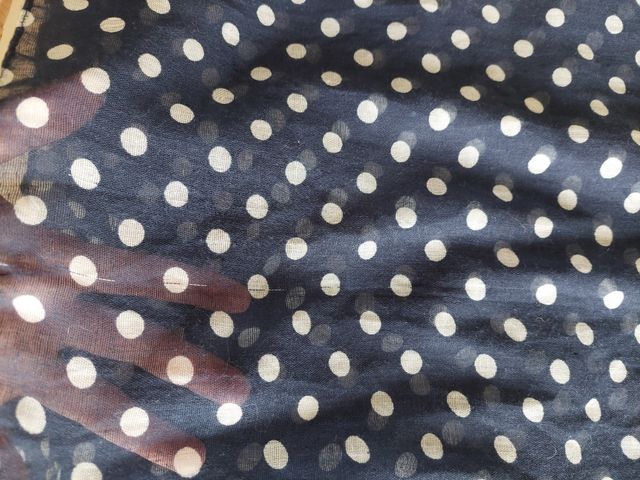 Pañuelo azul con motas