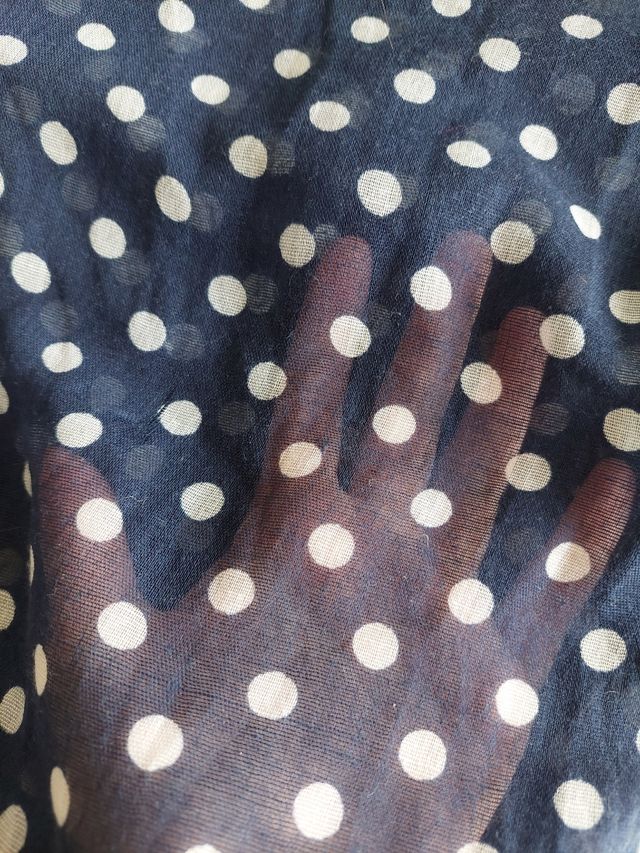 Pañuelo azul con motas