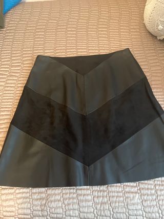 Preciosa falda midi polipiel y ante 