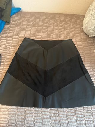 Preciosa falda midi polipiel y ante 