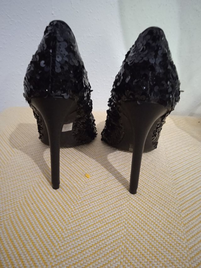 zapatos de tacón con lentejuelas negras