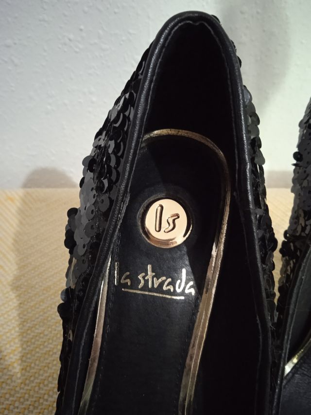 zapatos de tacón con lentejuelas negras