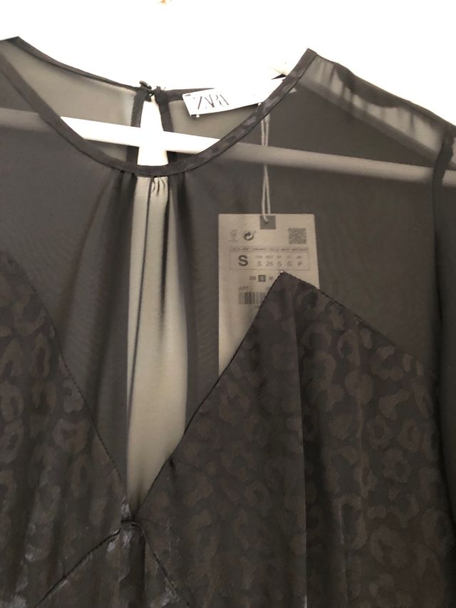 Vestido raso y gasa Zara.