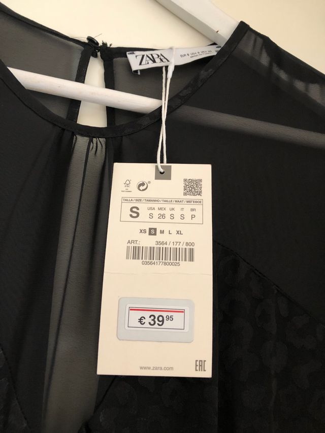 Vestido raso y gasa Zara.