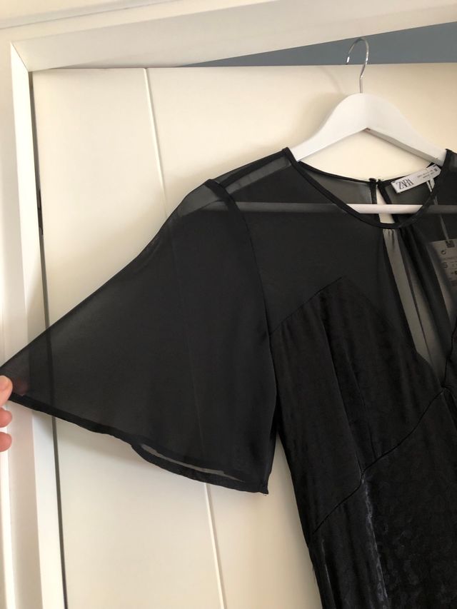 Vestido raso y gasa Zara.