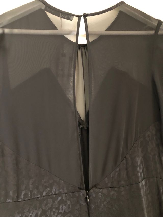 Vestido raso y gasa Zara.