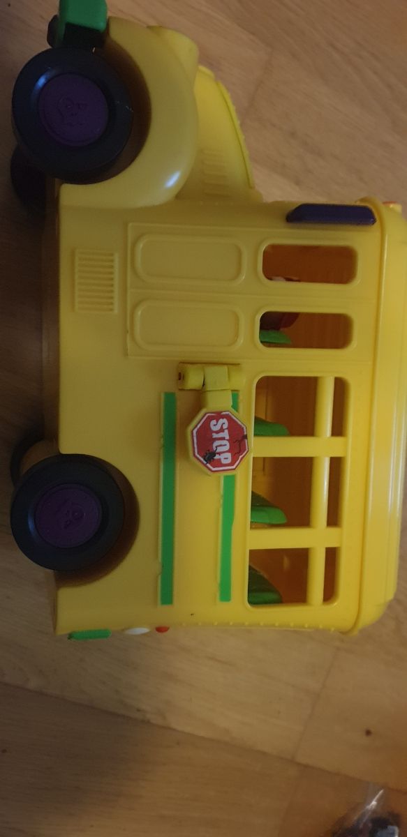 lote muñecos y autobus zomlings