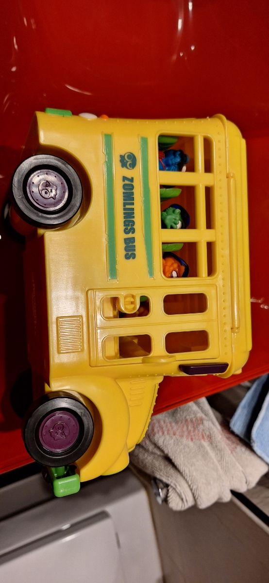 lote muñecos y autobus zomlings