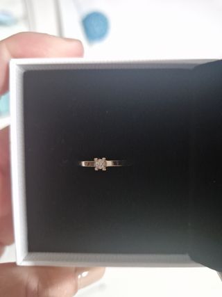 Anillo de oro blanco de 18 ktes y diamante