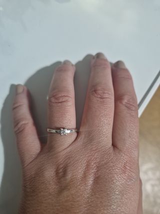 Anillo de oro blanco de 18 ktes y diamante