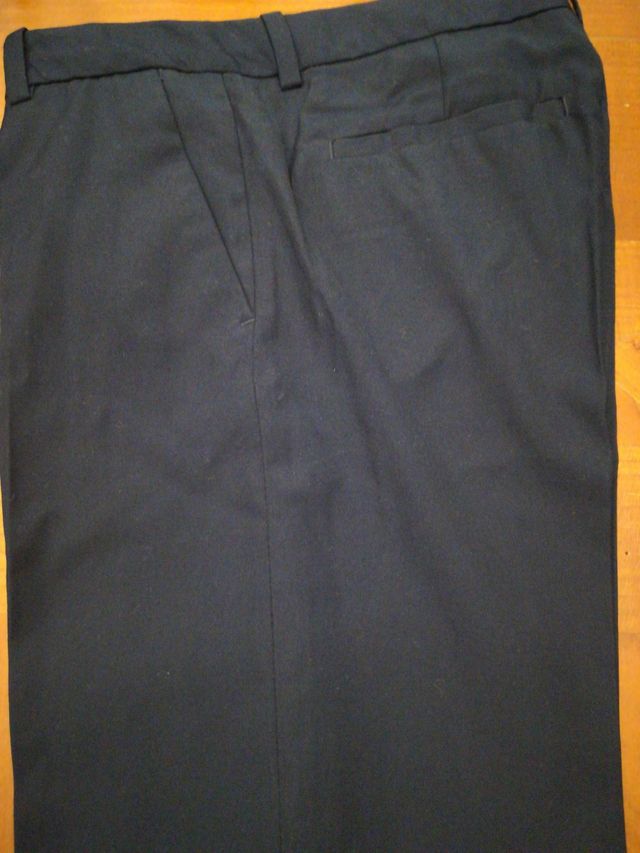 Pantalón azul marino.