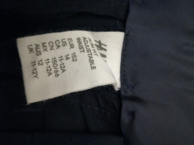 Pantalón azul marino.