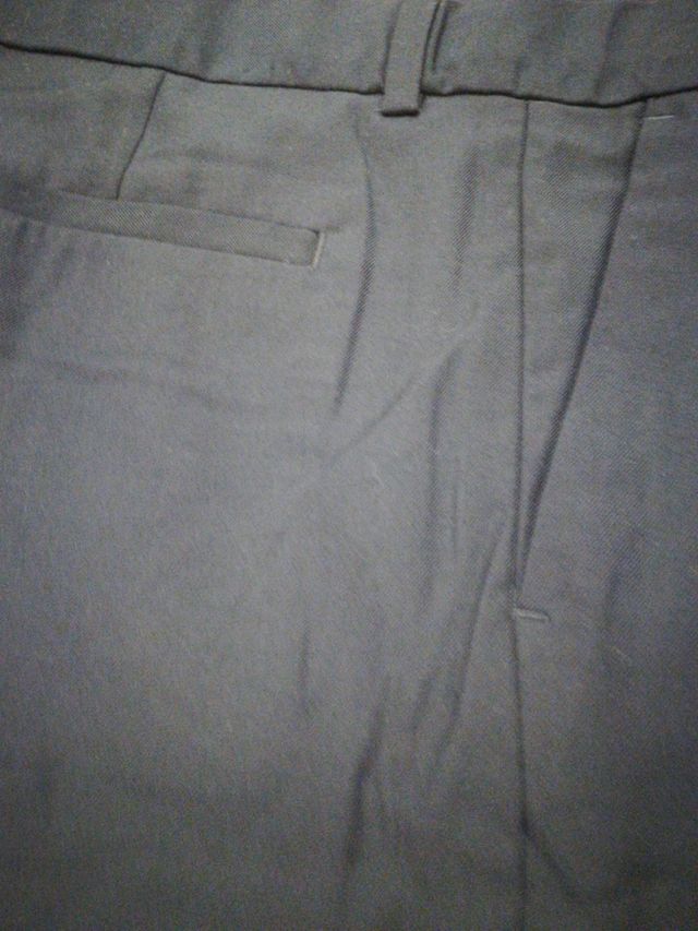 Pantalón azul marino.