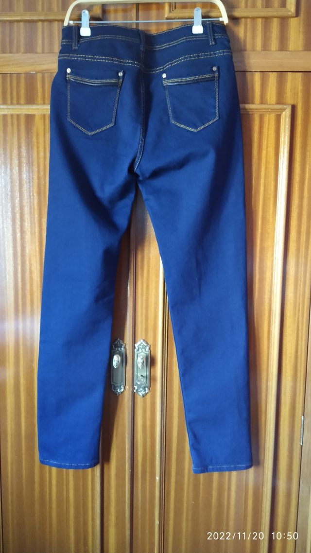 He rebajado pantalón  vaquero SIN ESTRENAR.