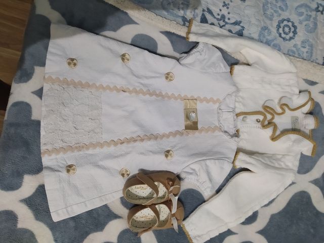 conjunto de vestido, chaqueta y zapatitos