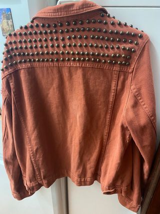 Chaqueta tejido vaquero con tachuelas