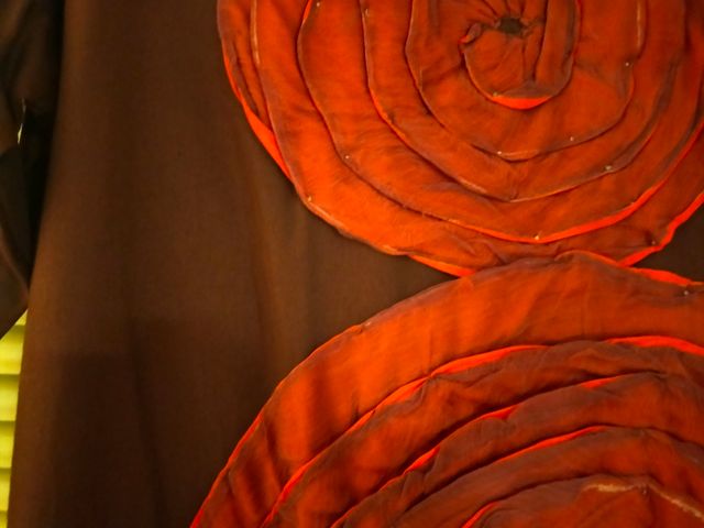 Vestido morado con aplicaciones de flores