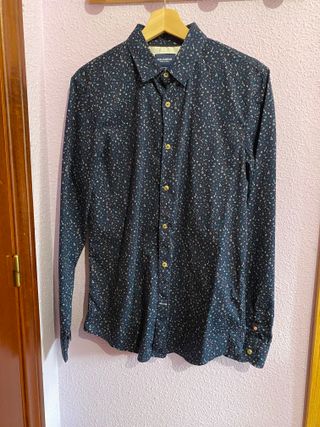 Camisa PULL AND BEAR azul marino con estampado de 