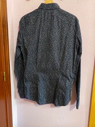 Camisa PULL AND BEAR azul marino con estampado de 