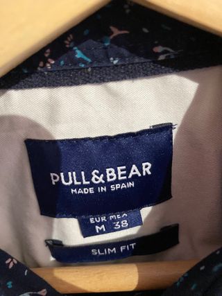 Camisa PULL AND BEAR azul marino con estampado de 