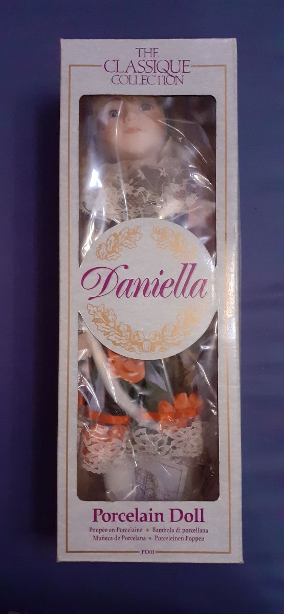 MUÑECA DE PORCELANA