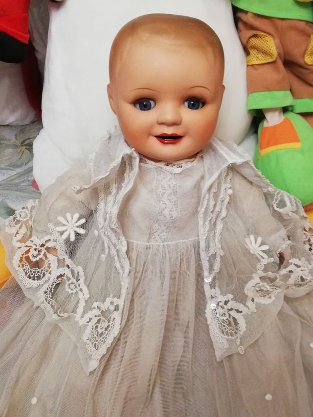 Muñeco bebé con más de 100 años de antigüedad