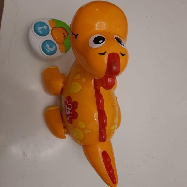 Dinosaurio con música luces y anda con mando