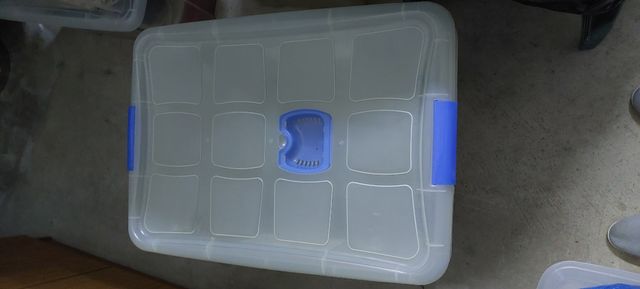 Caja plástico con ruedas 86L