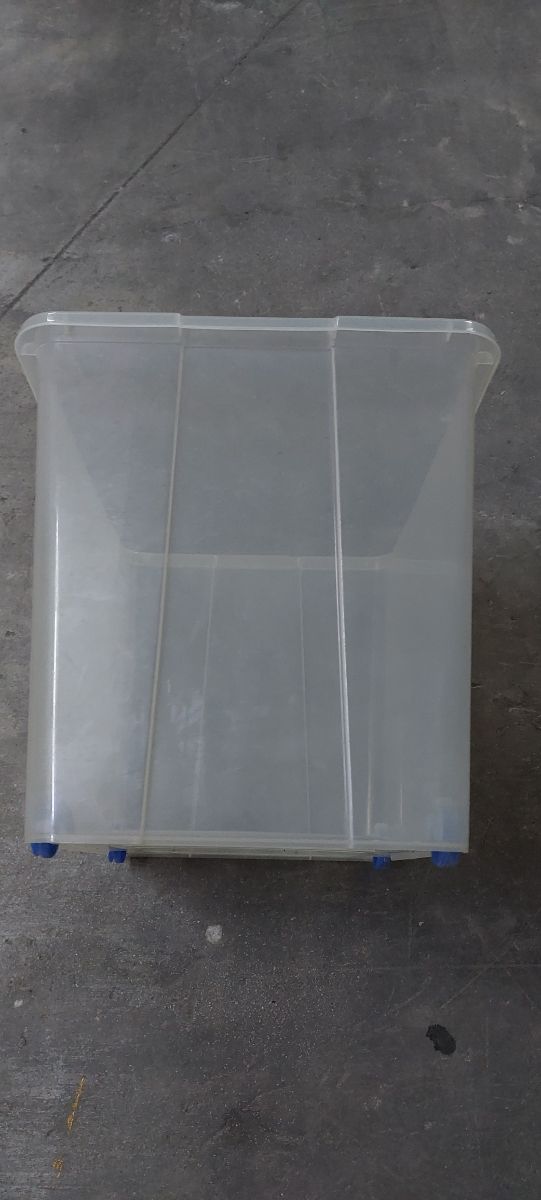 Caja plástico con ruedas 86L