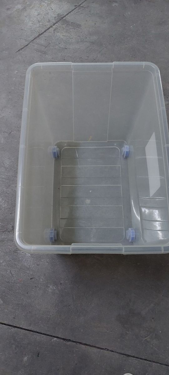 Caja plástico con ruedas 86L