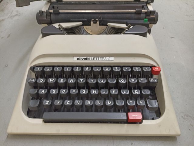 Maquina escribir en buen estado Oliveti