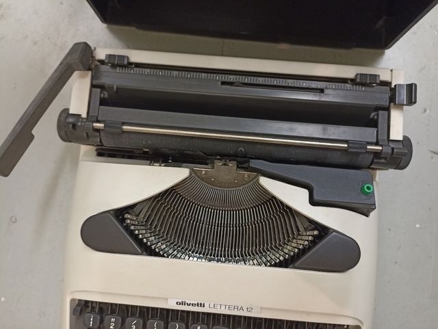 Maquina escribir en buen estado Oliveti