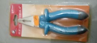 herramientas unas alicates y un saca tornillos si 