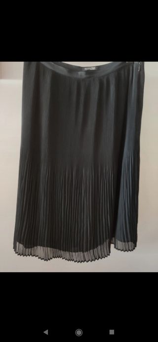 Falda negra plisada