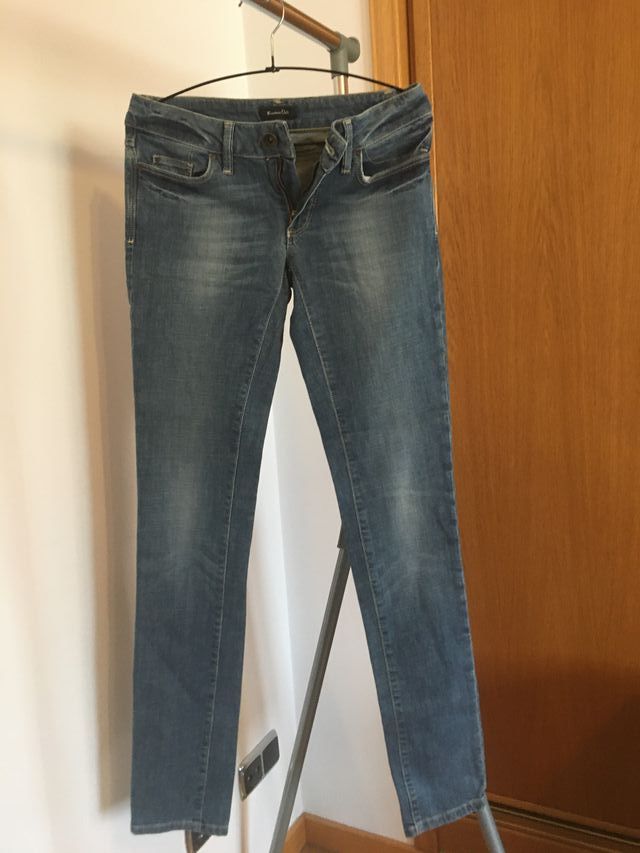 Pantalón vaquero recto de Massimo Dutti. Talla 25.