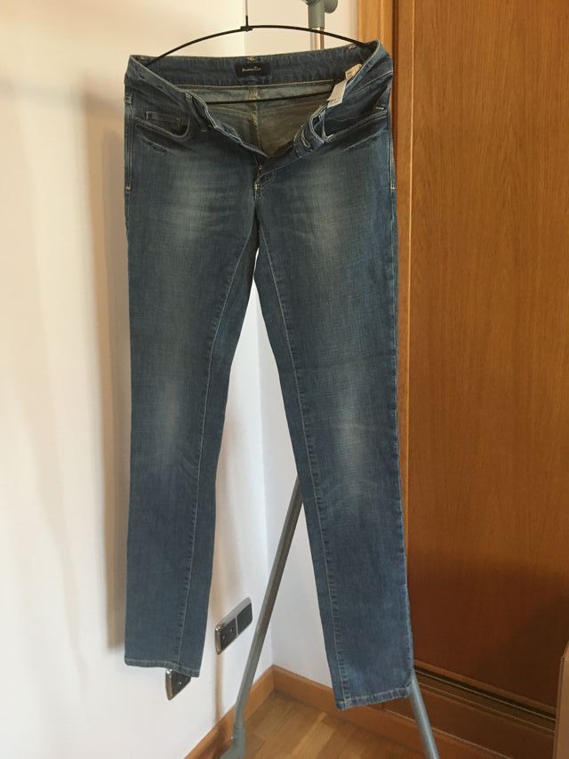 Pantalón vaquero recto de Massimo Dutti. Talla 25.