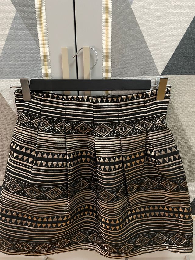 Minifalda negra y dorada 