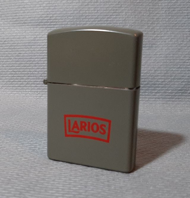 Mechero tipo Zippo. Larios