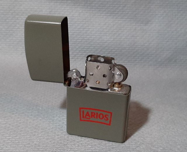 Mechero tipo Zippo. Larios